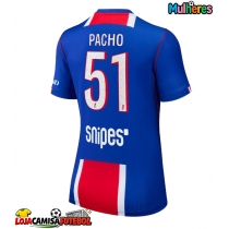 Camisa de Futebol Paris Saint-Germain Willian Pacho #51 Equipamento Principal Mulheres 2026-27 Manga Curta